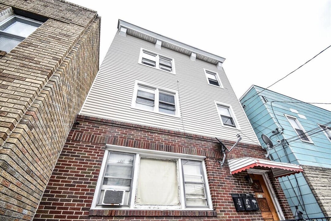 110 Laidlaw Ave in Jersey City, NJ - Building Photo