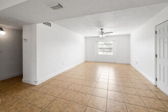 12630 Kenwood Ln in Ft. Myers, FL - Foto de edificio - Building Photo