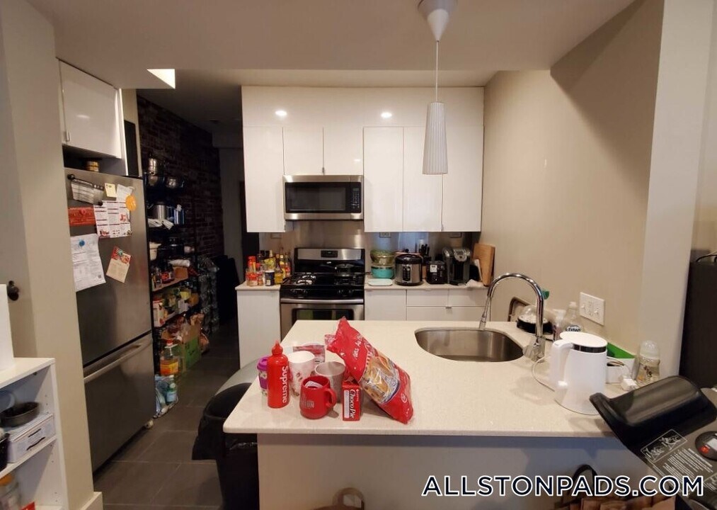23 Greylock Rd in Boston, MA - Building Photo