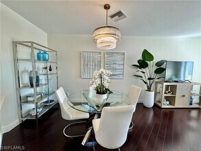 365 5th Ave S, Unit 303 in Naples, FL - Foto de edificio - Building Photo