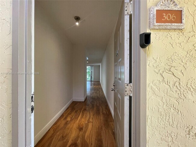 8373 Lake Dr in Doral, FL - Building Photo - Building Photo