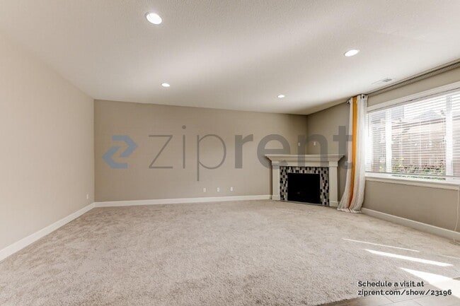 7294 NW Oakfern Dr in Portland, OR - Building Photo - Building Photo