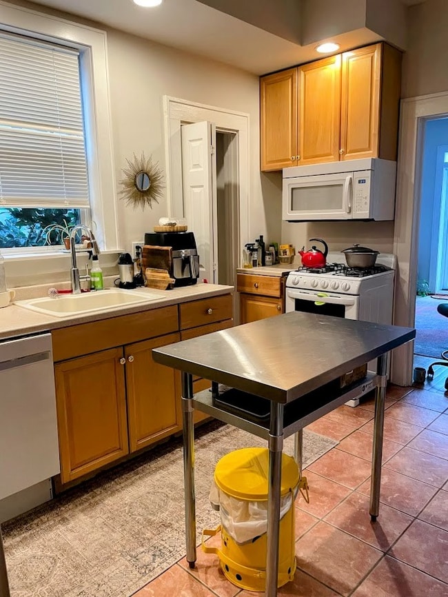 8 Railroad Ave, Unit 8 B in Montvale, NJ - Building Photo - Building Photo