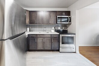 Carlton Apartments in Ewing, NJ - Foto de edificio - Building Photo