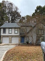 1562 Linksview Close in Stone Mountain, GA - Building Photo