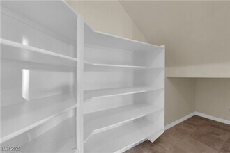 10057 Portula Valley St in Las Vegas, NV - Foto de edificio - Building Photo