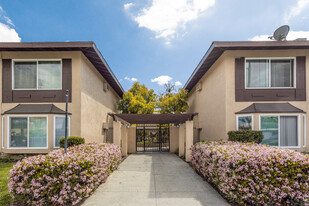 Canfield Lane Apartments in Anaheim, CA - Foto de edificio - Building Photo