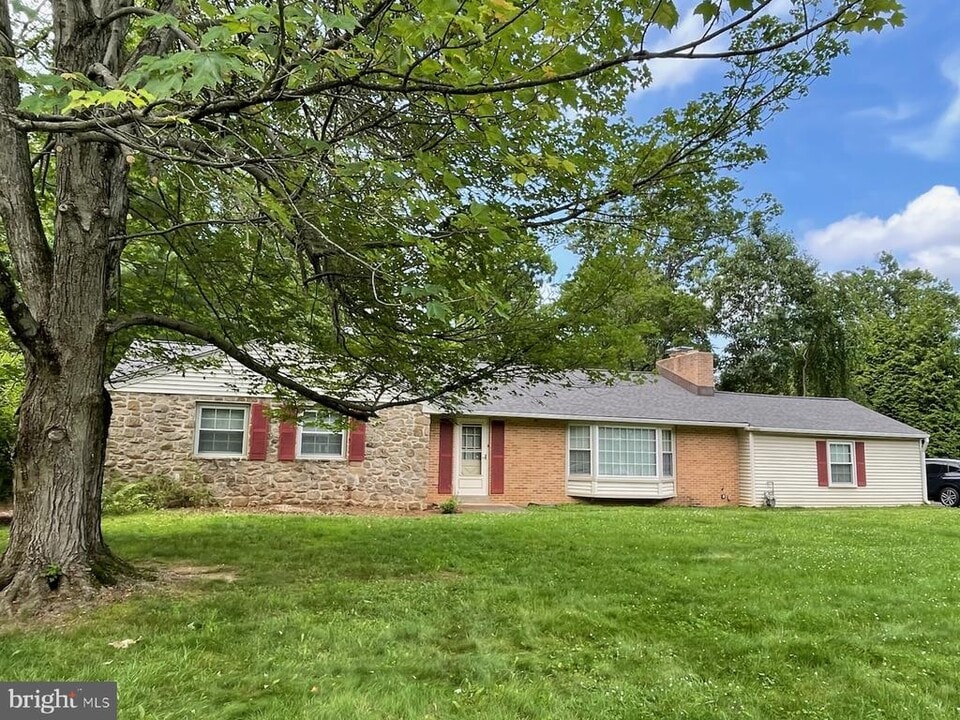 4131 Fields Dr in Lafayette Hill, PA - Building Photo