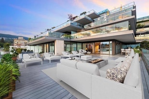 1375 Bellevue Av in West Vancouver, BC - Building Photo