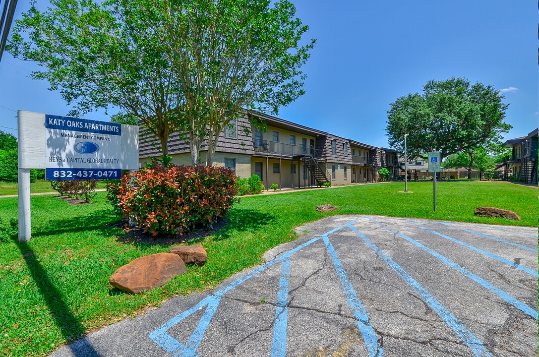 Katy Oaks in Katy, TX - Building Photo