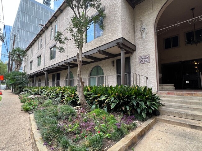 property at 505 W 7th St