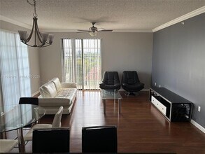 1919 Van Buren St, Unit 817 in Hollywood, FL - Foto de edificio - Building Photo