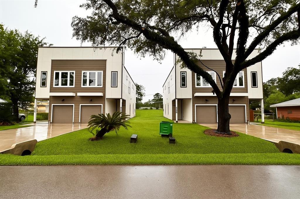 10008 Hazelhurst Dr in Houston, TX - Building Photo