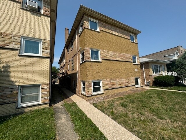 2244 Oak Park Ave in Berwyn, IL - Building Photo