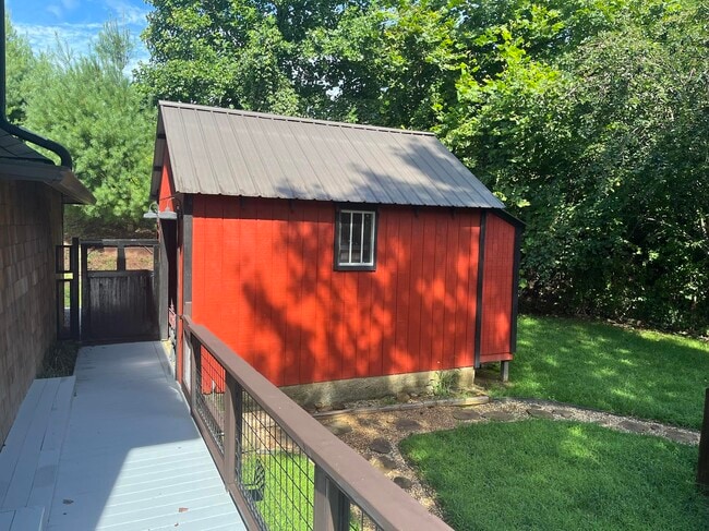 82 Hidden Knoll Dr in Hendersonville, NC - Building Photo - Building Photo