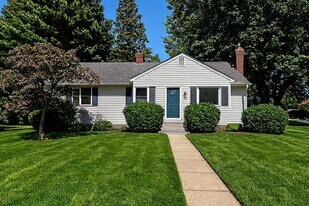 361 Meadowbrook Ave in Eatontown, NJ - Building Photo