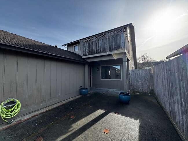 2340 Bayview Ln in Eureka, CA - Building Photo - Building Photo