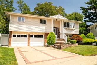 9 Lawrence Ct in Hicksville, NY - Building Photo - Building Photo