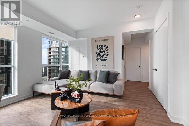 327 King St W in Toronto, ON - Building Photo - Building Photo