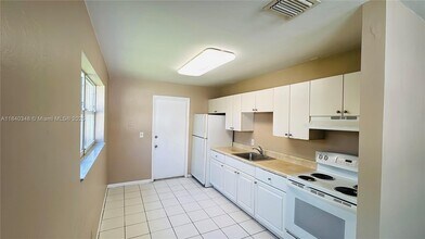 6116 SW 39th St in Miramar, FL - Building Photo - Building Photo