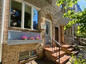 321 Titan St in Philadelphia, PA - Building Photo