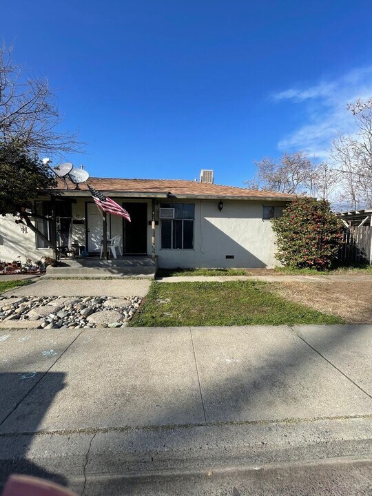 824 Gardella Ave in Oroville, CA - Building Photo