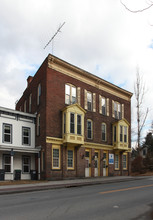 112-114 Church St in Hoosick Falls, NY - Foto de edificio - Building Photo