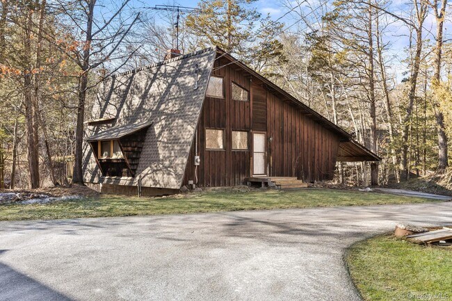 304 Lake Lodge Dr in Pleasant Valley, NY - Building Photo - Building Photo