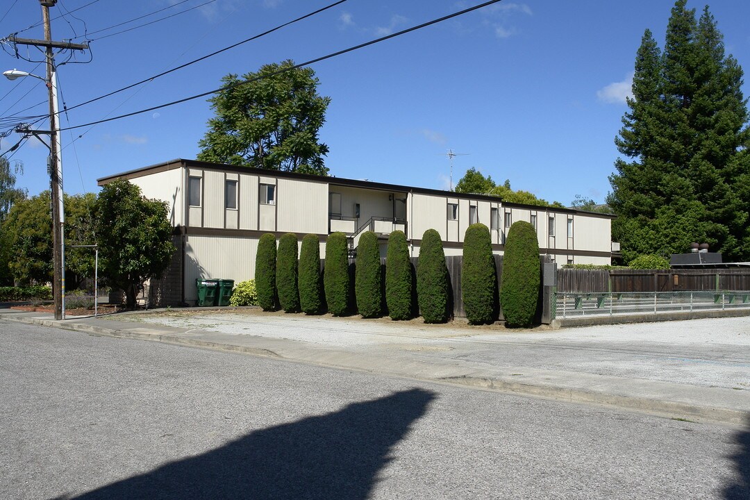 960 Oak Ln in Menlo Park, CA - Foto de edificio