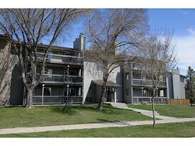 6212-6180 180 St NW in Edmonton, AB - Building Photo