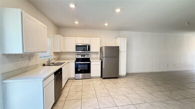 322 NE 1st Ave in Florida City, FL - Building Photo - Building Photo