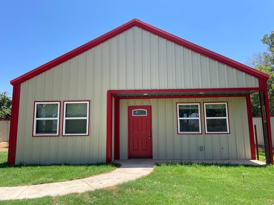 1020 Deer Ln in Azle, TX - Building Photo