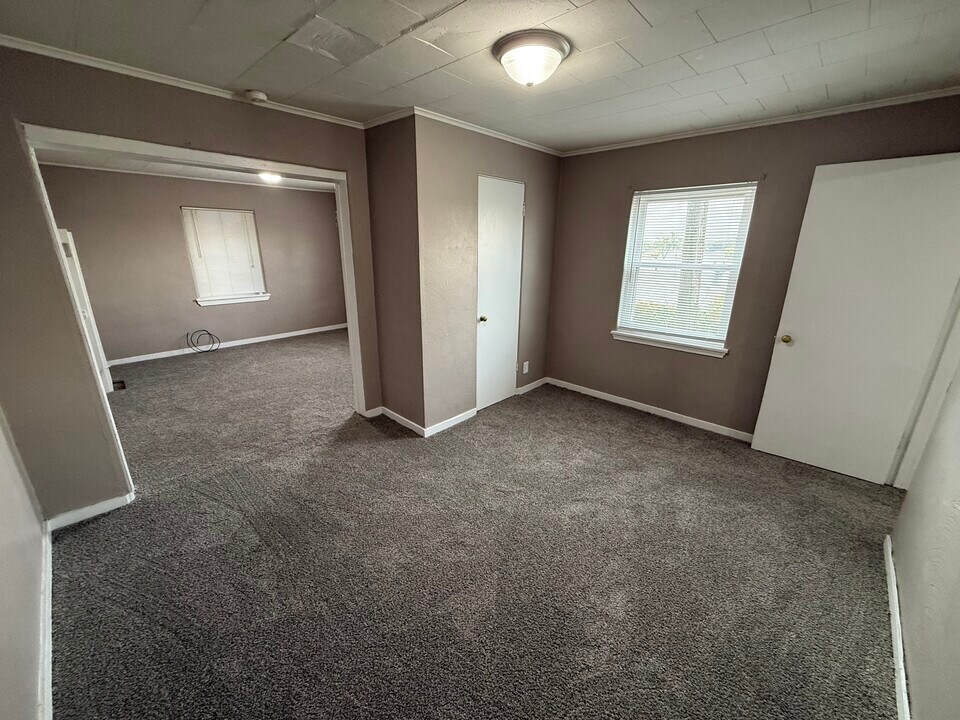 206 Locust St, Unit 7 in Burlington, IA - Building Photo