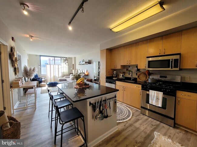 440 L St NW, Unit 912 in Washington, DC - Building Photo - Building Photo