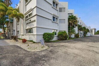 1185 Marseille Dr in Miami Beach, FL - Foto de edificio - Building Photo