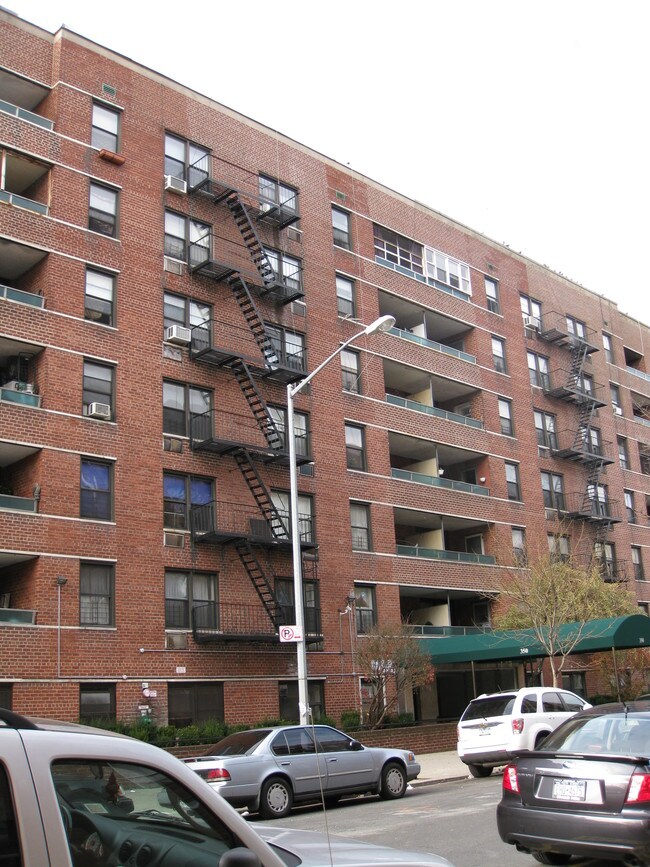 350 East 19th Street in Brooklyn, NY - Foto de edificio - Building Photo