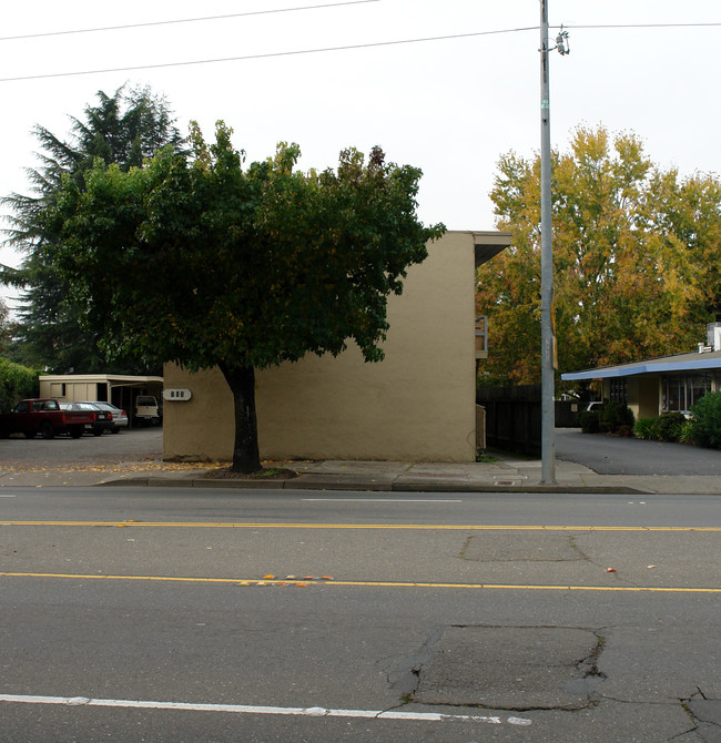 303 Farmers Ln in Santa Rosa, CA - Foto de edificio - Building Photo