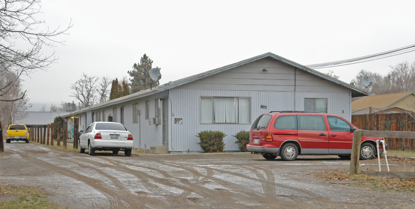 805 E Central Ave in Yakima, WA - Building Photo