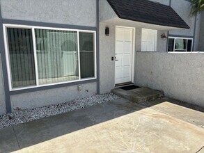 4681 Twintree Dr in Huntington Beach, CA - Building Photo - Building Photo