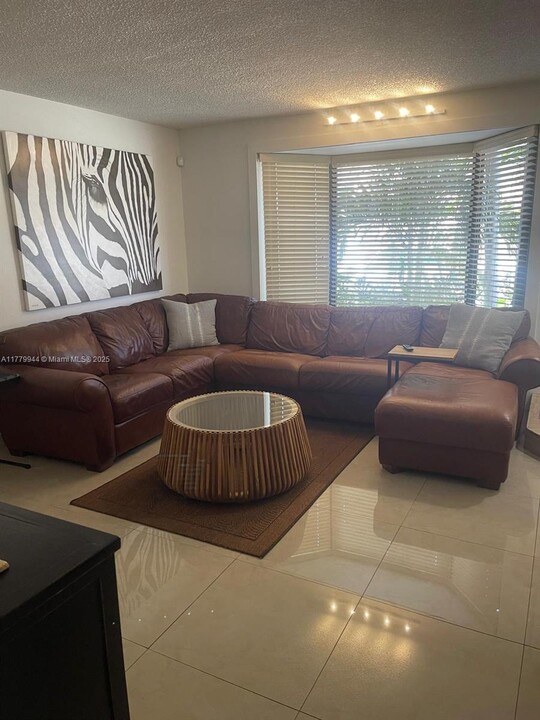 10040 SW 77th Ct in Miami, FL - Foto de edificio