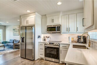 White Rock Views Apartments in Dallas, TX - Foto de edificio - Primary Photo