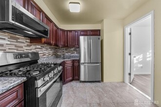 125 College Dr in Edison, NJ - Building Photo - Building Photo