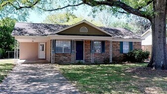 8425 Cedarcrest Dr in Southaven, MS - Building Photo