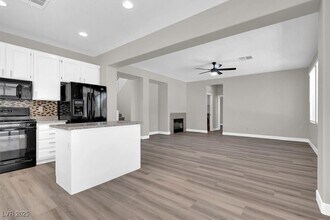 3040 Carbondale St in Las Vegas, NV - Building Photo - Building Photo