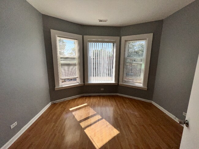2701 E 75th Pl in Chicago, IL - Building Photo - Building Photo