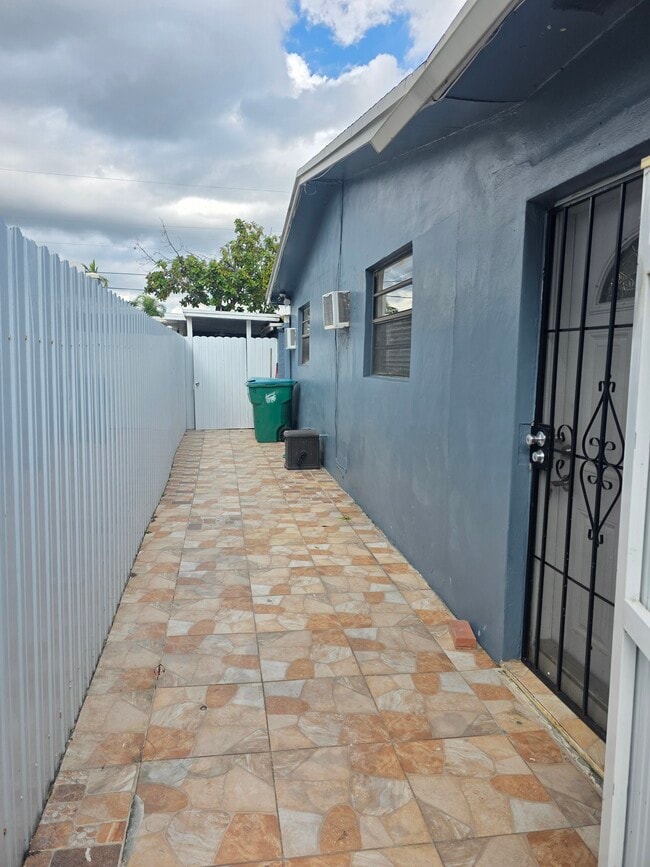 4941 NW 12th Ct in Lauderhill, FL - Foto de edificio - Building Photo