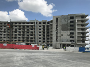 La Vida at Blue Lagoon in Miami, FL - Foto de edificio - Building Photo