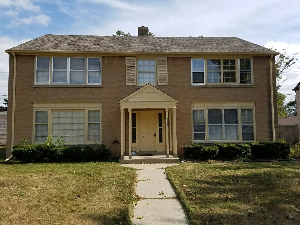 4848 N Port Washington Rd in Glendale, WI - Building Photo