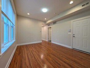 2048 W Evergreen Ave in Chicago, IL - Building Photo - Building Photo
