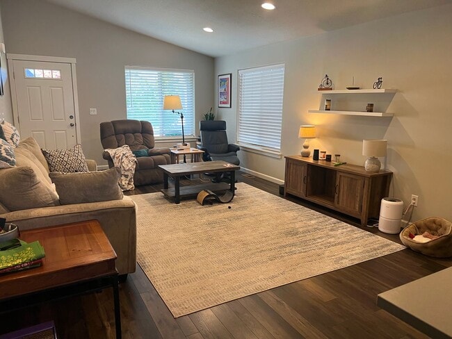 3045 NW Cedar Ave in Redmond, OR - Building Photo - Building Photo